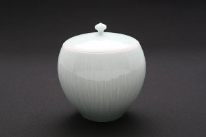 青白磁しのぎ蓋物